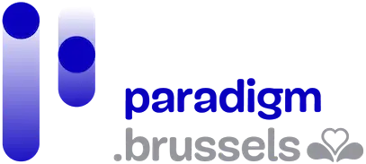 Logo de 'paradigm.brussels' en bleu avec deux formes abstraites ressemblant &agrave; des exclamation points &agrave; gauche et un nuage stylis&eacute; &agrave; droite
