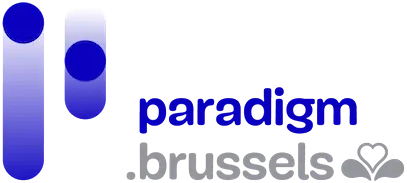 Logo de 'paradigm.brussels' en bleu avec deux formes abstraites ressemblant à des exclamation points à gauche et un nuage stylisé à droite